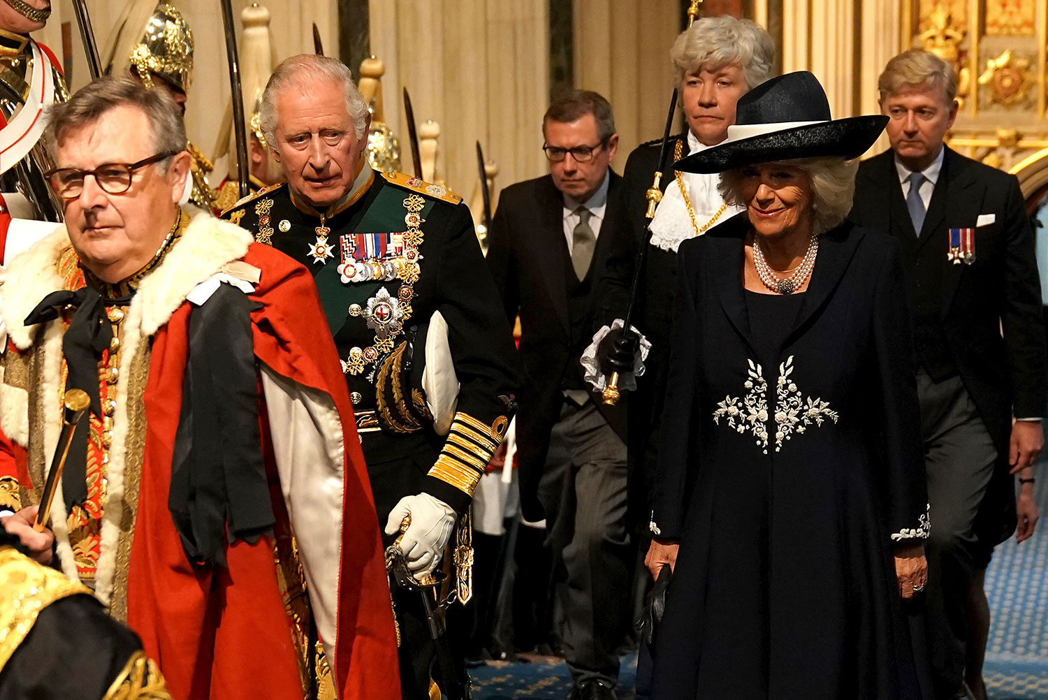 Prins Charles ankommer Parlamentet sammen med kona, hertuginne Camilla. 