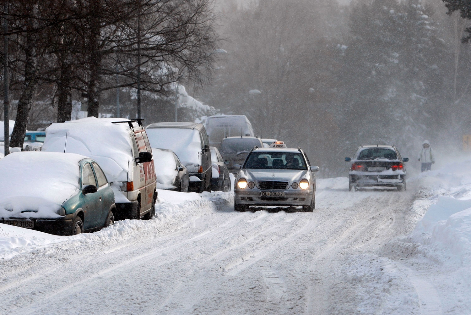 Det er sendt ut farevarsel for mye snø både på Østlandet, Vestlandet, Midt- og Nord-Norge inn mot helgen. Dette kan skape trøbbel for trafikken. 