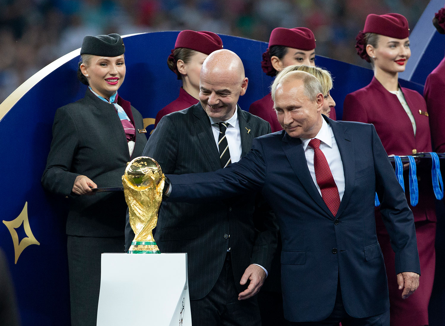 Russlands president Vladimir Putin tar på VM-pokalen etter finalen mellom Frankrike og Kroatia i Moskva i 2018. Her er han sammen med Fifa-president Gianni Infantino. 