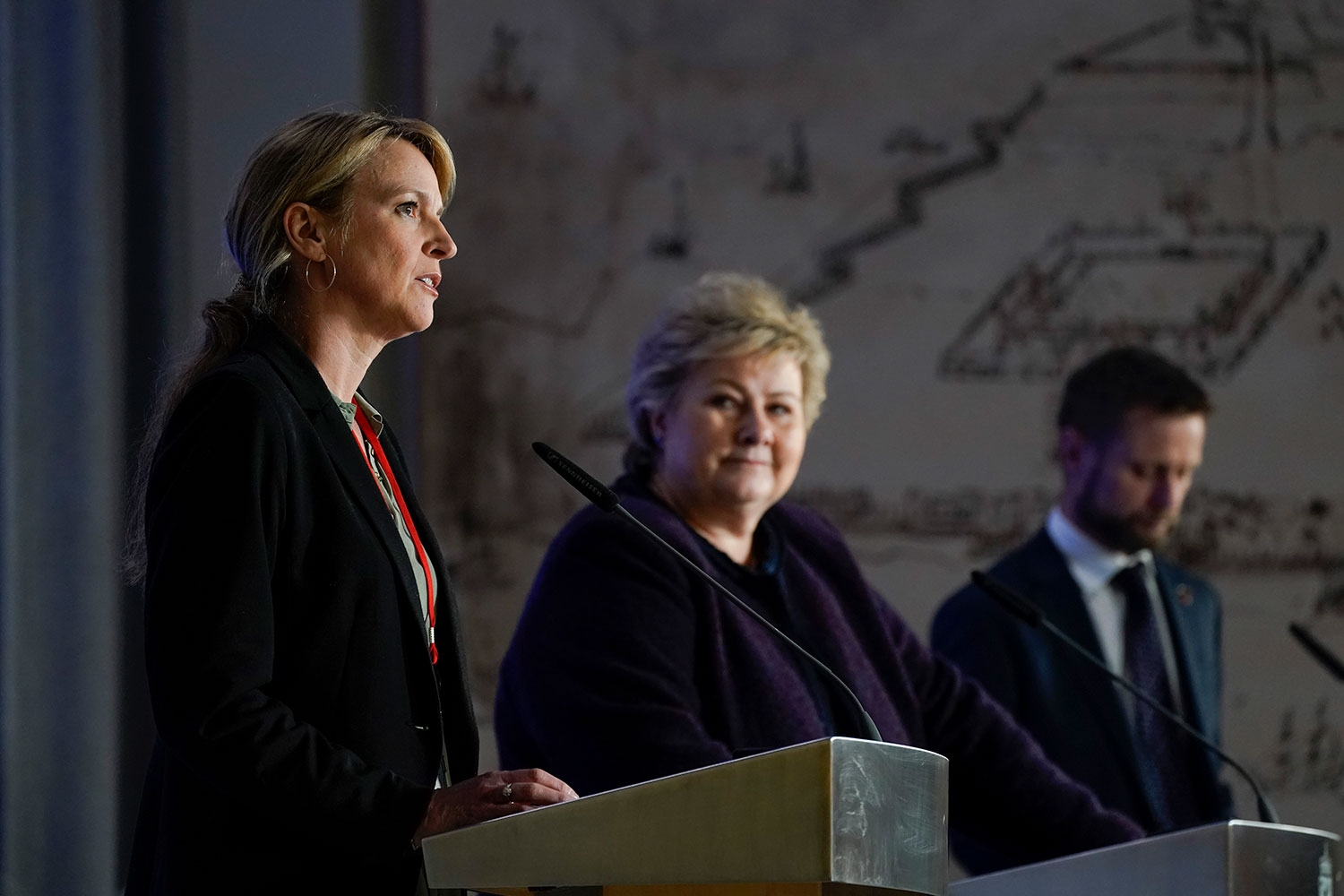 Statsminister Erna Solberg ber folk finne fram brettspillene og late som om de er på hytta.