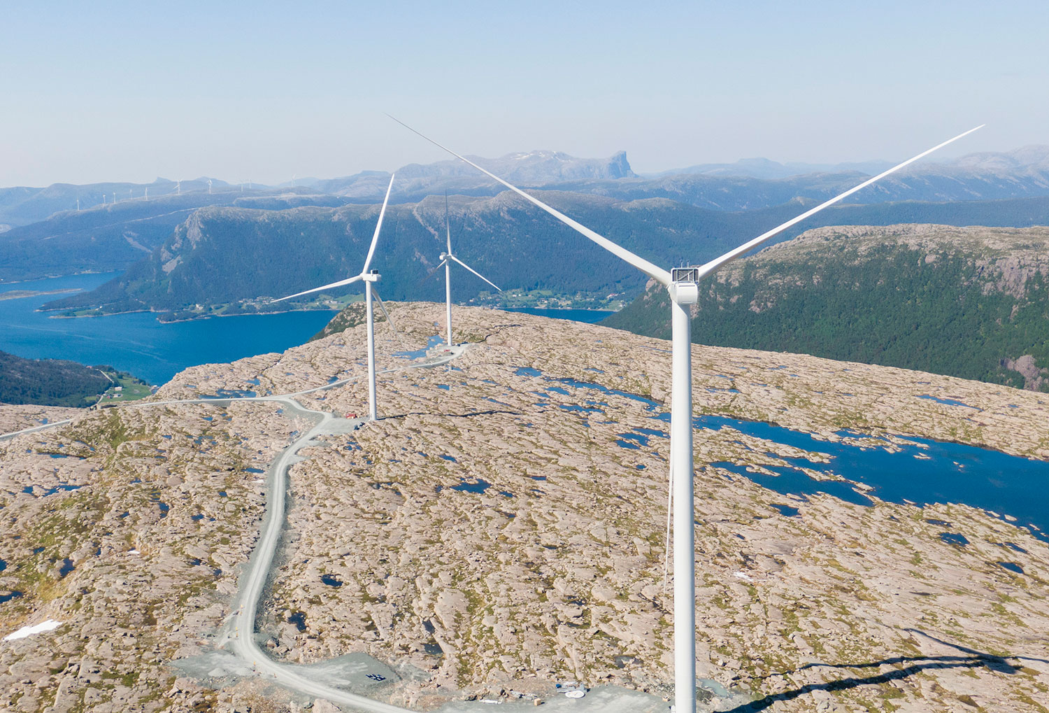 Vindkraftproduksjonen i Norge satte ny rekord i fjor. Her et bilde fra arbeidet med å montere vindmøller på Guleslettene vindpark like ved Florø. 